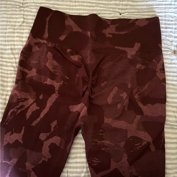 Gymshark Adapt Camo Seamless set in Cherry Brown - Picture 5 of 7